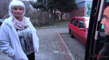 Take Van - MILF Clarisa Like It Hot