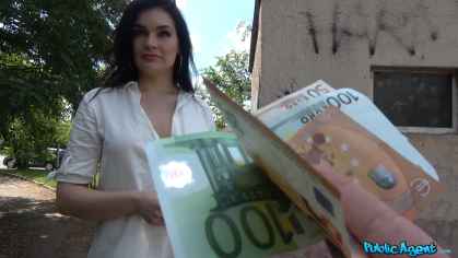 PublicAgent - Hannah Vivienne - MILF Fucks Stranger For His Cash