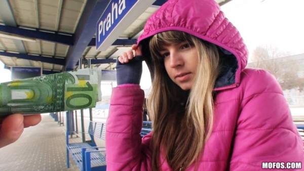 PublicPickUps - Gina Gerson - Flashing Strangers On A Train