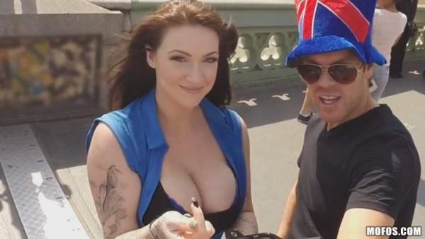 PublicPickUps - Harmony Reigns - British Brunette Fucks a Tourist