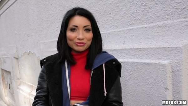 PublicPickUps - Rina Ellis - Naughty Tourist Sucks Dick for Cash