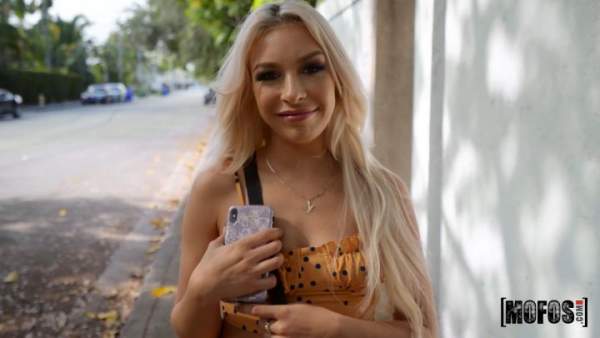 PublicPickUps - Carmen Caliente - Fun With Carmen