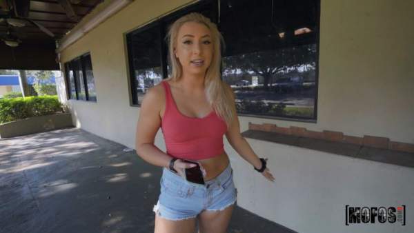 StrandedTeens - Aubrey Thomas - Hottie Has Nowhere To Go