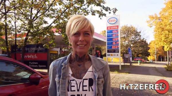 Hitzefrei - Vicky Hundt - Andy Star Bangs Willing Vicky Behind A Gas Station