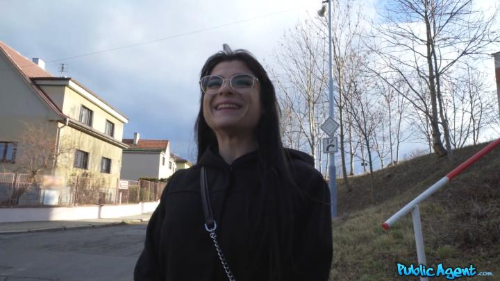 PublicAgent - Nadja Lapiedra - Working Girl Shows Her Skills