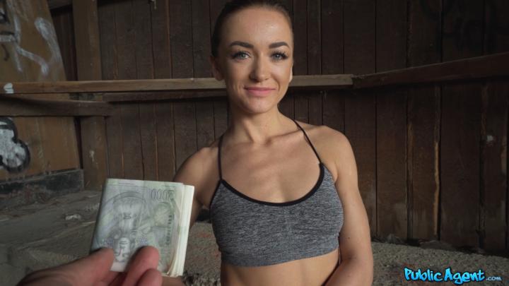 PublicAgent - Zuzu Sweet - Fit Runner in Tight Leggings