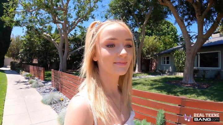 Bang! RealTeens - Teen Nympho Maria Kazi Fucks Next To Busy Street Before Getting Creampie