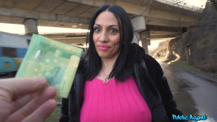 PublicAgent - Giulia Diamond and Martin Gun - Horny Italian MILF