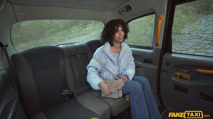 FakeTaxi - Mih Ninfetinha - 20 Euro and a Blowjob