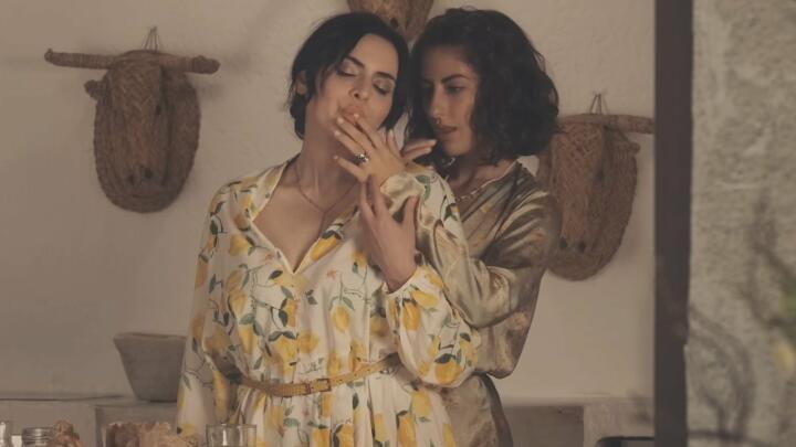 FrolicMe - Maria Riot and Tula Vida - Lemonada